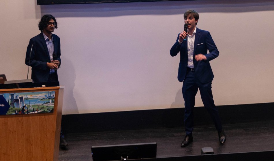 Jean et Ilyan présentent MySaclay sur scène devant le jury du concours Saclay 20